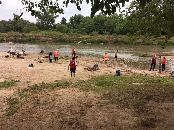 Se acercaron a limpiar la playa