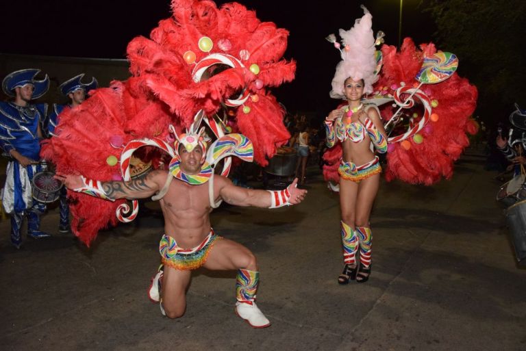 Todo el color de los Carnavales gigantes de Villa nueva