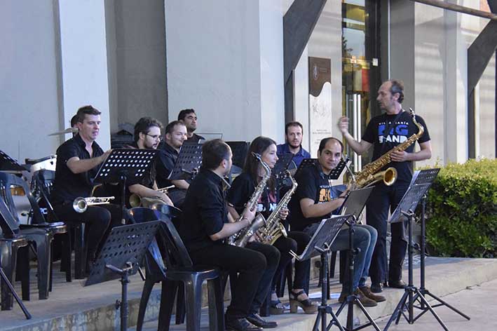 Recorrido peñero: Solistas y grupos que actuarán esta noche