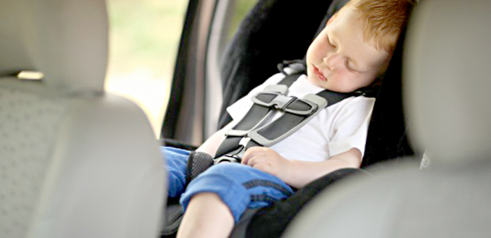 A cuidar a los niños de viajes largos en el auto