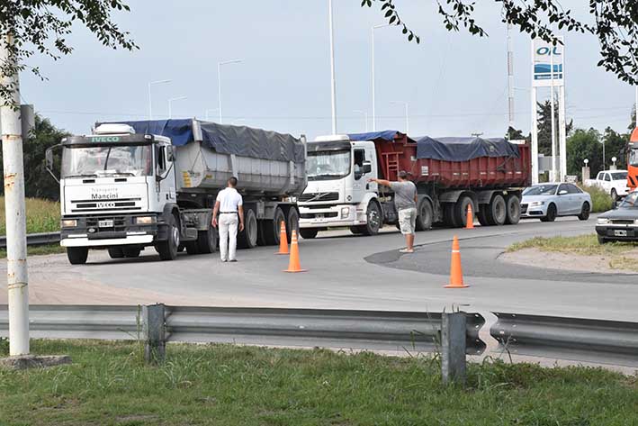 Los transportistas sumaron un punto más de corte en las rutas