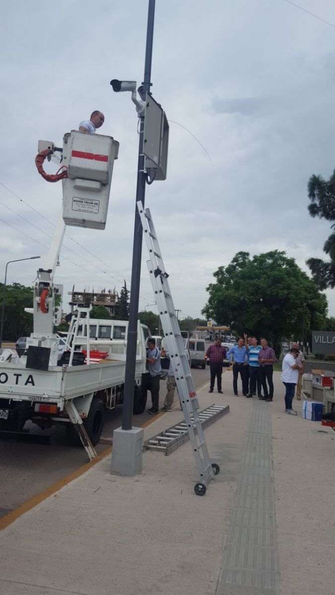 Ya funciona la primera cámara: está en el puente Alberdi y capta las patentes Ya funciona la primera cámara: está en el puente Alberdi y capta las patentes