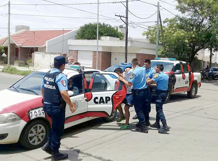 Allanamientos en cuatro barrios de Villa María: dos jóvenes detenidos