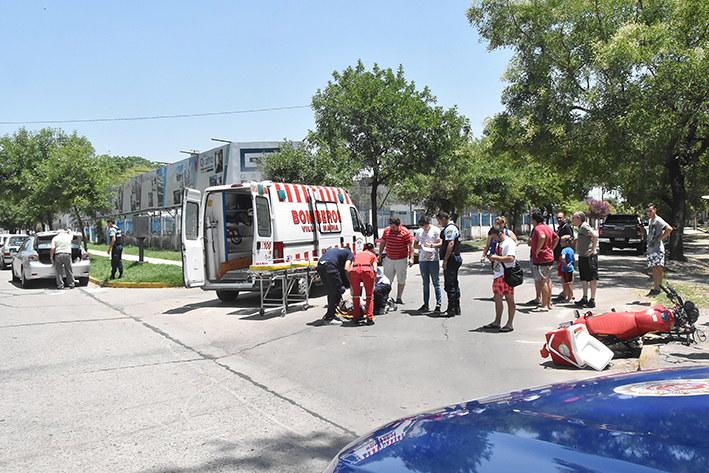 Un cadete fue trasladado lesionado al Pasteur tras colisionar en la costanera