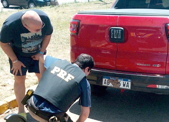 Multaron en Brasil a un abogado de Oliva que tapó la patente con barro