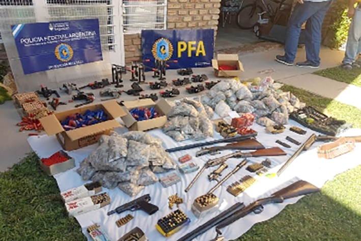 Secuestraron pistolas, escopetas y municiones