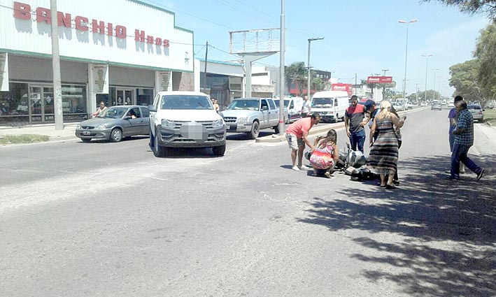 Una mujer herida al colisionar en avenida Perón