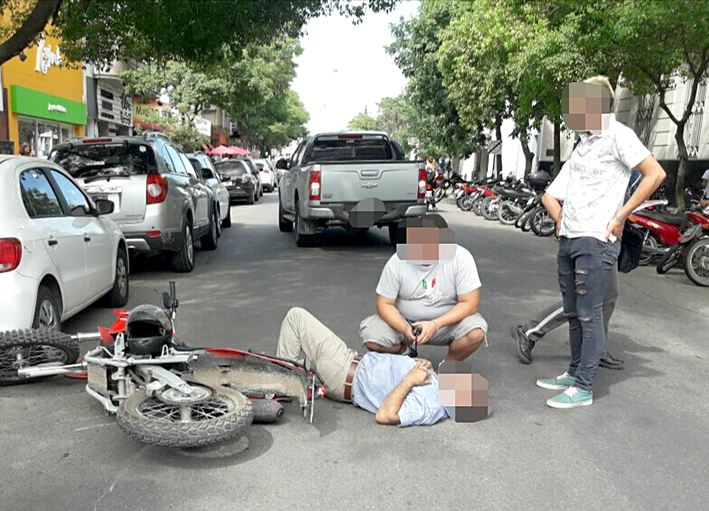 Varios motociclistas lesionados y un hombre sufrió doble fractura