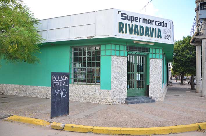 Asaltaron a mano armada un supermercado en Villa Nueva y golpearon al propietario