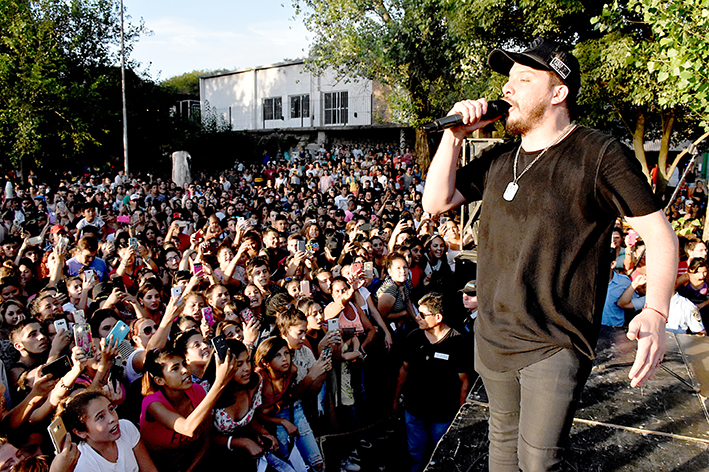 Damián Córdoba encendió la previa  del Festival en una costanera colmada