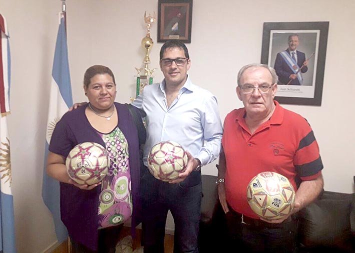 Entregaron pelotas y camisetas a equipos que viajan a Chile