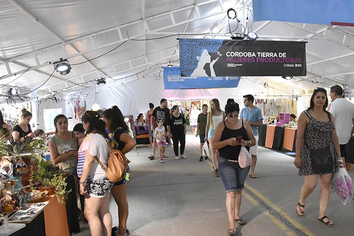 La primera carpa exclusiva de las mujeres emprendedoras