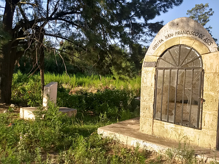 Solo una placa, en una gruta abandonada