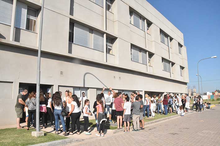 Hasta 12 horas de cola por la vacuna contra la fiebre amarilla