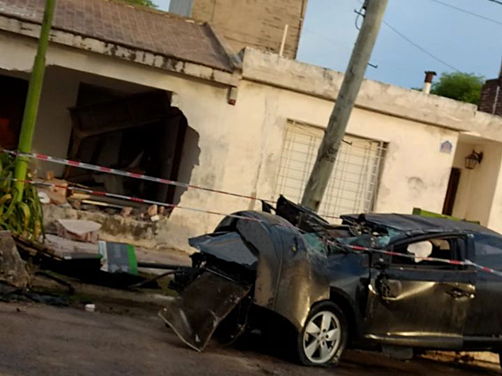 Un auto se incrustó en una vivienda