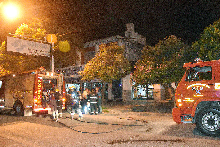 Hacían un asado y tomó fuego el techo