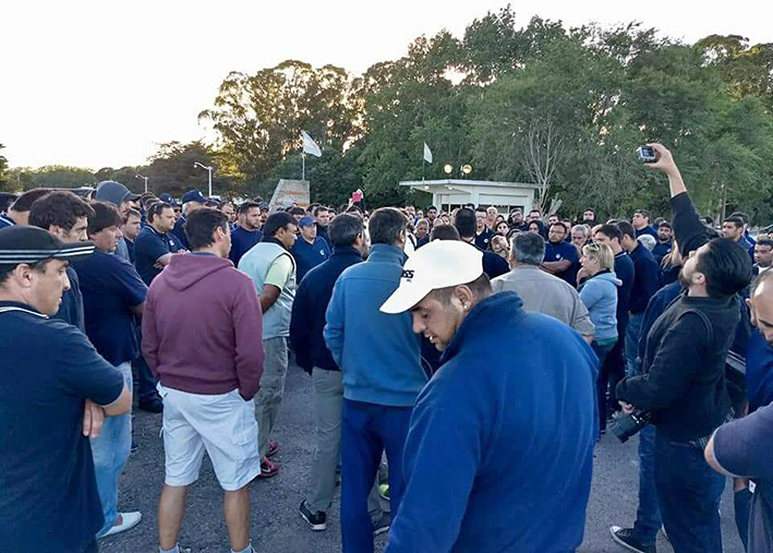 Se reincorporó a dos despedidos,  mientras que en Azul siguen alertas