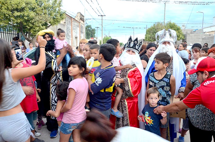 Los Reyes Magos pasaron por los barrios y repartieron juguetes