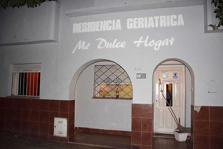 Clausuraron un geriátrico con diez abuelos en Villa Nueva