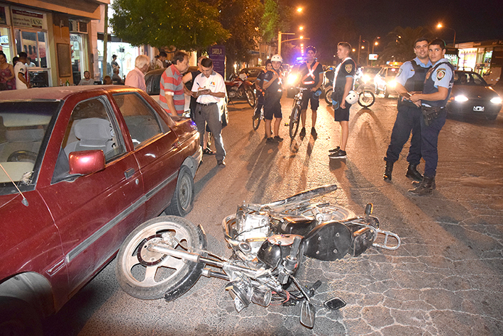 Chocó un auto parado en bulevar Alvear