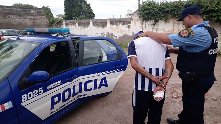 Una mujer de 50 años, sus hijas y un policía fueron amenazados y golpeados por jóvenes