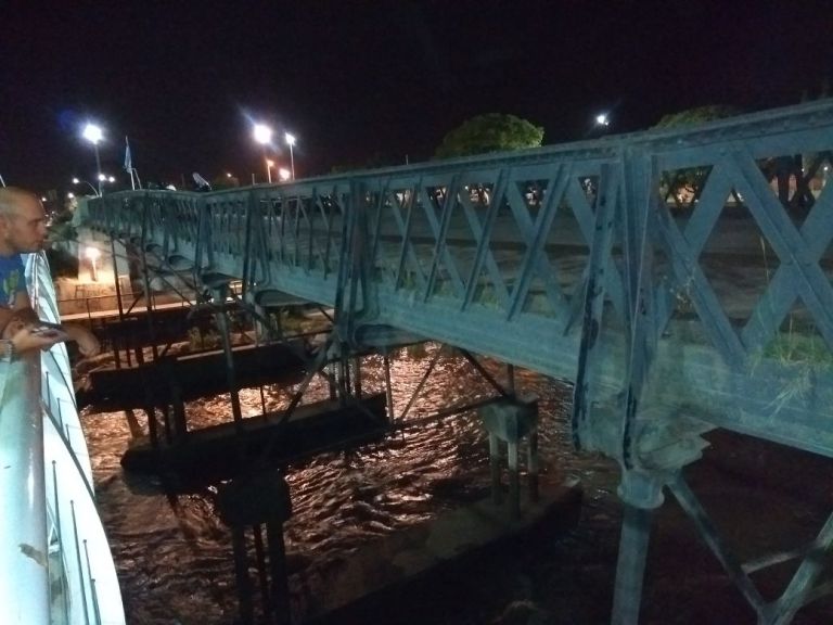 Peligro de derrumbe en el puente Vélez Sarsfield
