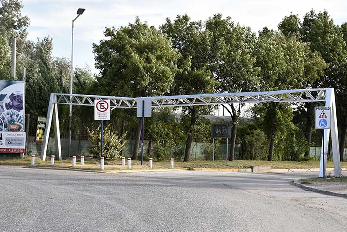 Un limitador de altura al borde del derrumbe