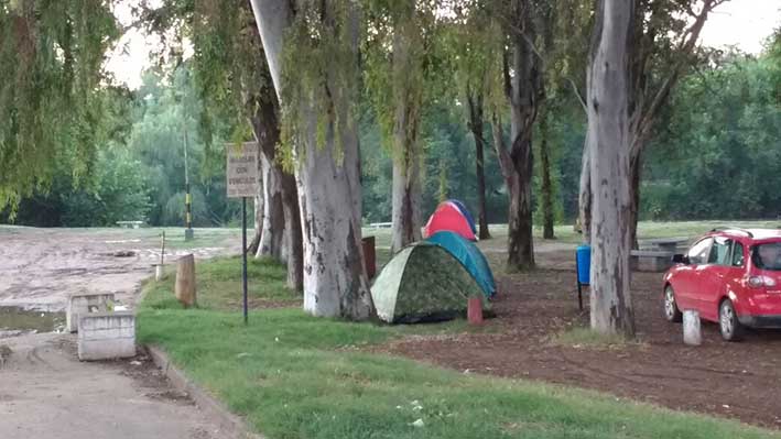 Ante la ausencia de un camping, los turistas acampan en la costa