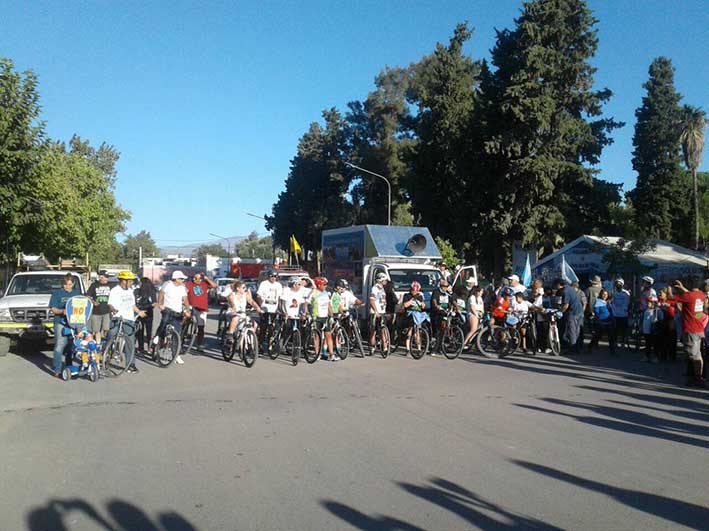 Pasan hoy los ciclistas que viajan desde San Juan por los glaciares