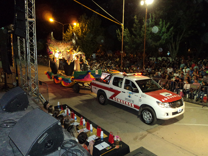 Bomberos reiteró su ya exitosa propuesta de Carnaval en la plaza