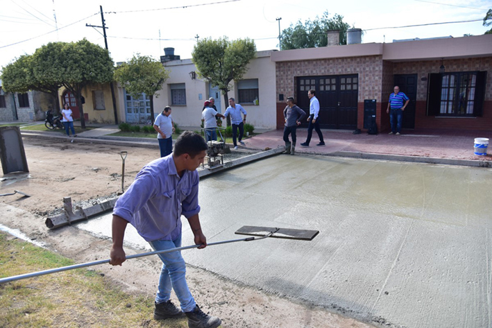 Comienza la pavimentación de dos cuadras en barrio Roque Sáenz Peña