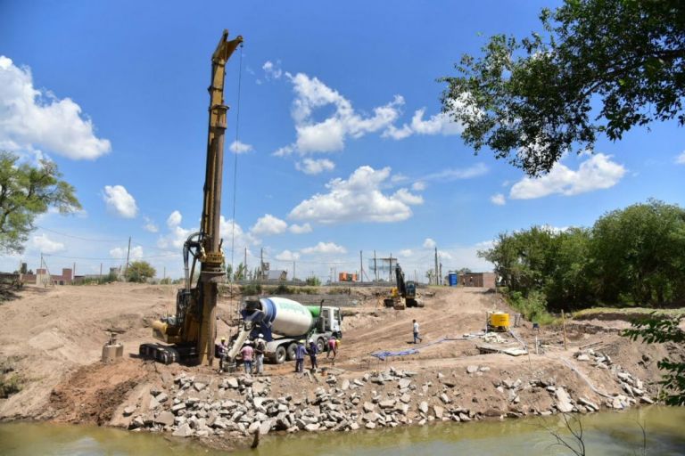 Ya cavan para poner los pilotes del puente entre El Desagüe y el Golf