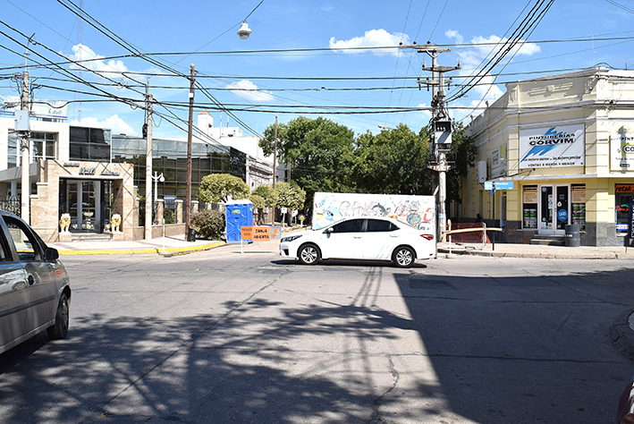 Desde hoy, la intersección de Mendoza  y Mariano Moreno estará cortada