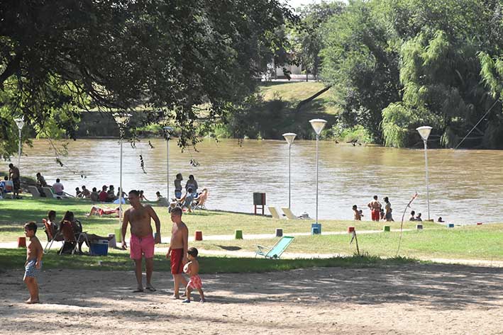 Aunque no hubo lluvias, por ahora el río seguirá con pocas «playitas»