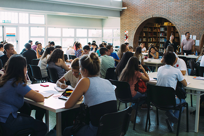 Invitados a incorporar en carreras a las prácticas sociales educativas