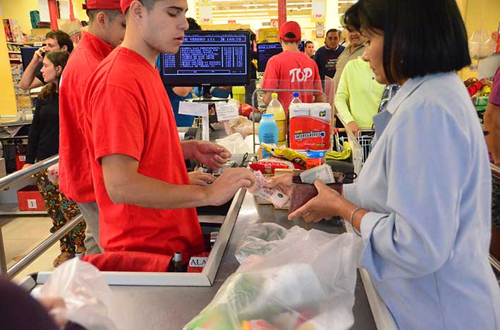 Los supermercados aliviaron el retiro de dinero en el «finde» largo