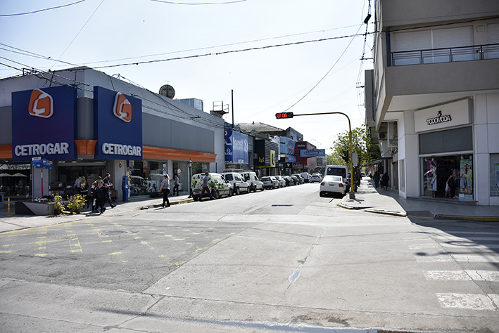 El municipio quiere debatir si hay que estacionar en una sola mano en el centro