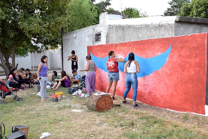 Pintan mural por Alicia Copa  en el playón de La Calera