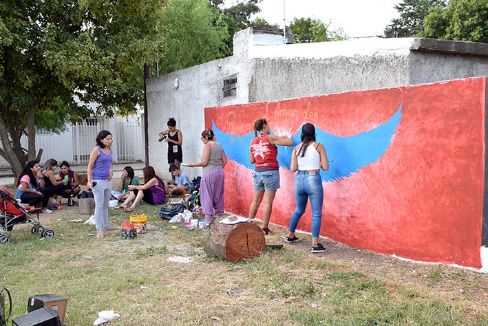 Pintan mural por Alicia Copa  en el playón de La Calera