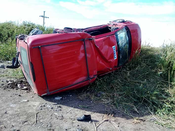 Grave colisión entre una pick up y un furgón