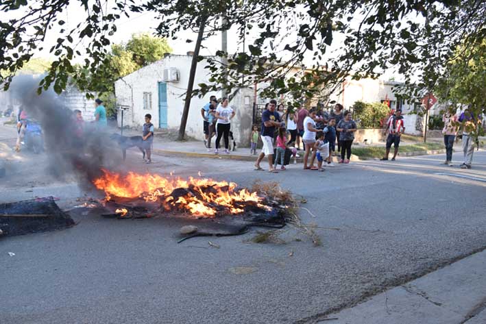 Contra los “olores y ruidos” de la  ex-Nestlé, vecinos cortaron calles