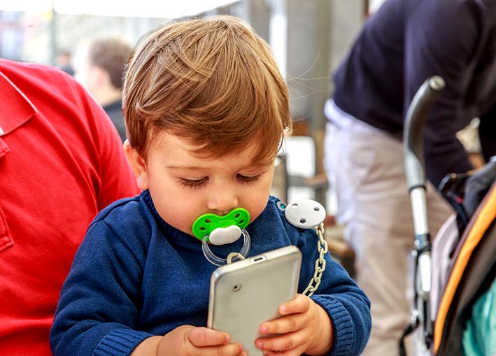 ¿Cuál es el mejor momento para darle un celular a un niño?