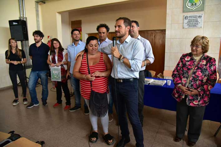 Gill abrió el ciclo escolar para adultos Gill abrió el ciclo escolar para adultos