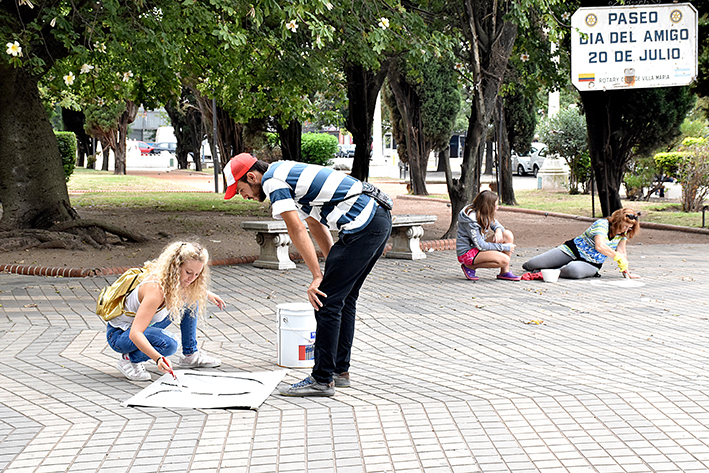 Pintaron pañuelos blancos en tres plazas