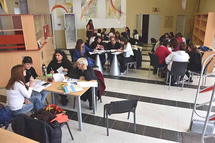 “Falta mucha poesía en el aula”