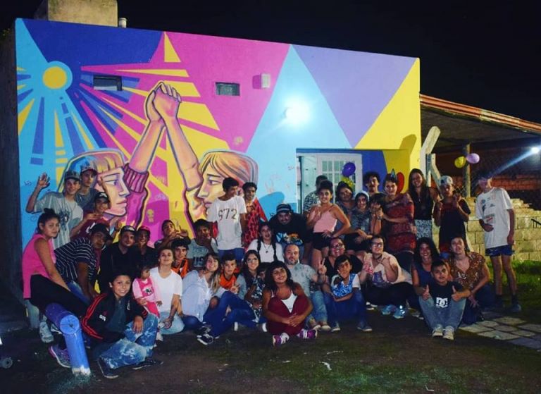 Los chicos del centro nuevas oportunidades festejaron 11 años renovando el mural de La Fachadal