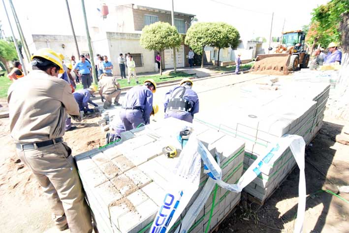 Internos de la cárcel llevan adelante un nuevo tendido de adoquinado