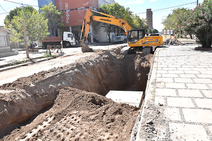 Cortaron el tránsito en las vías para pasar los ductos por debajo