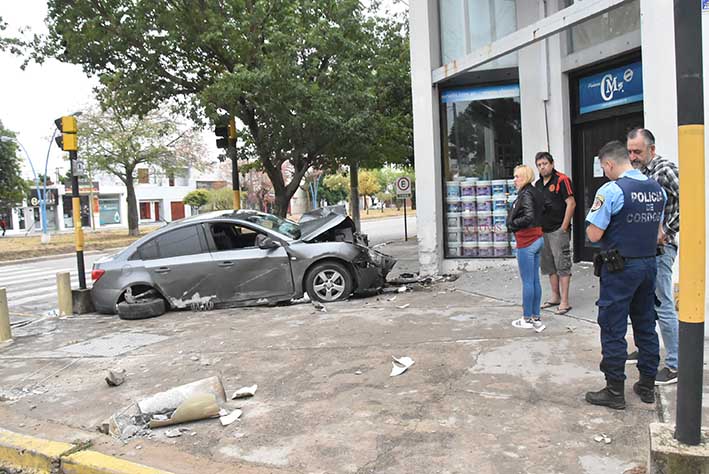 Un auto con menores impactó contra  el local de una pinturería en un bulevar