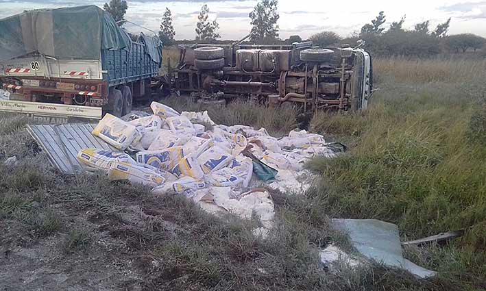 Un camionero villamariense, herido en una colisión y vuelco